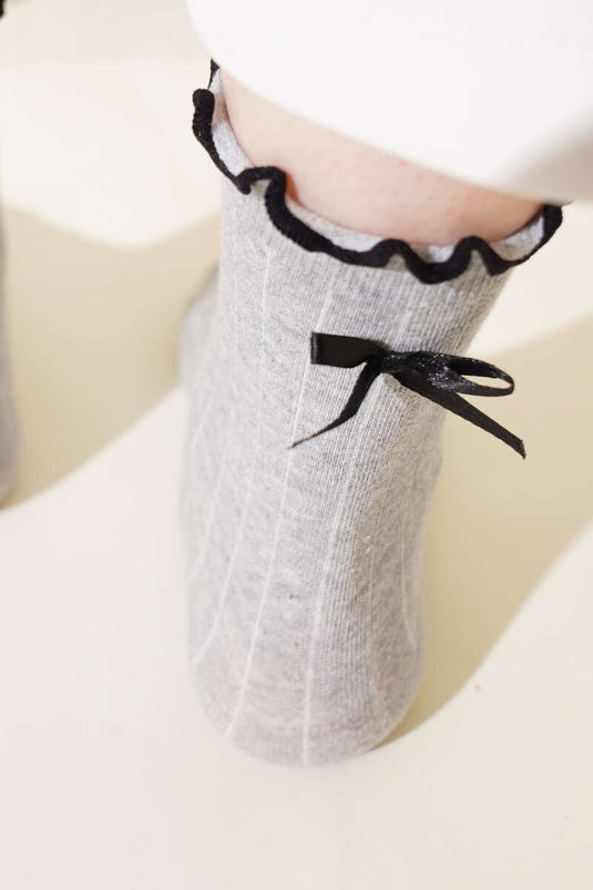 Graue Socken mit Schleifenaccessoire