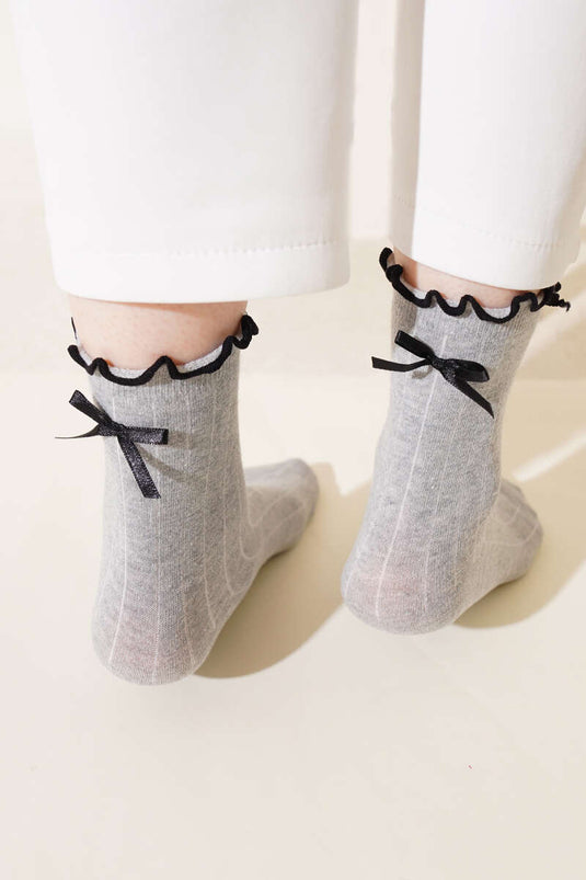 Graue Socken mit Schleifenaccessoire