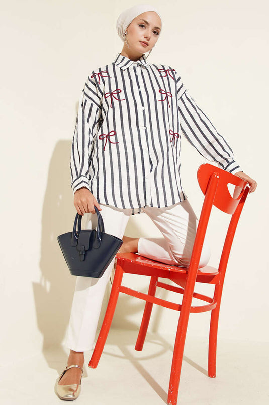 Chemise rayée brodée de ruban bleu marine