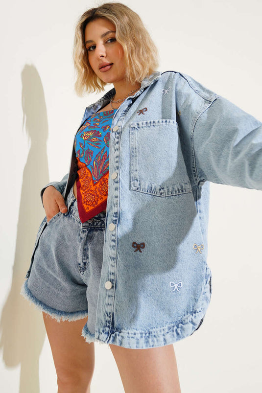 سترة جينز مطرزة بشريط أزرق