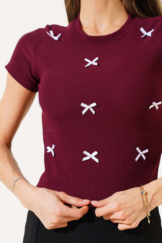 Haut court bordeaux à manches courtes orné d'un ruban