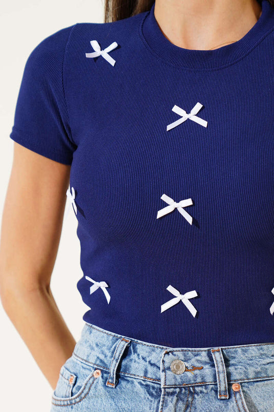 Haut court à manches courtes orné d'un ruban bleu marine