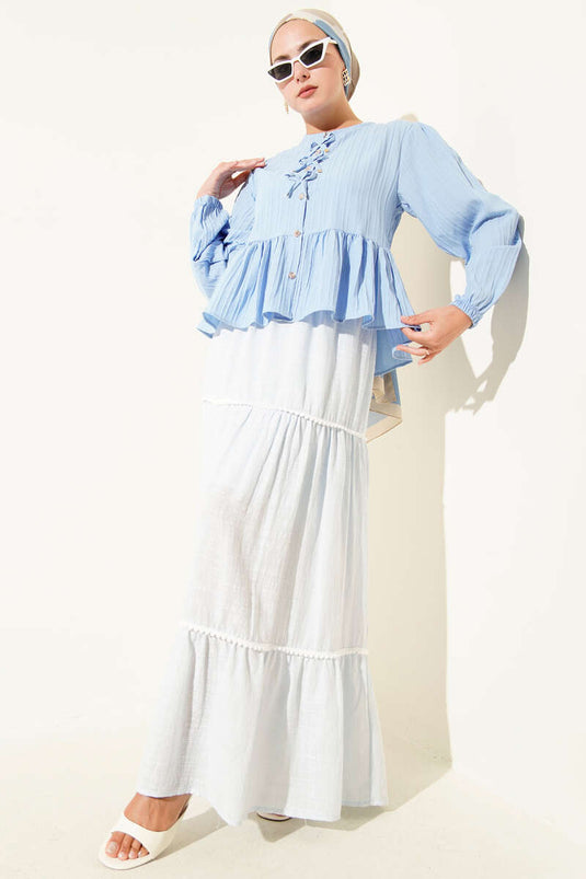 Chemise à volants avec ruban bleu