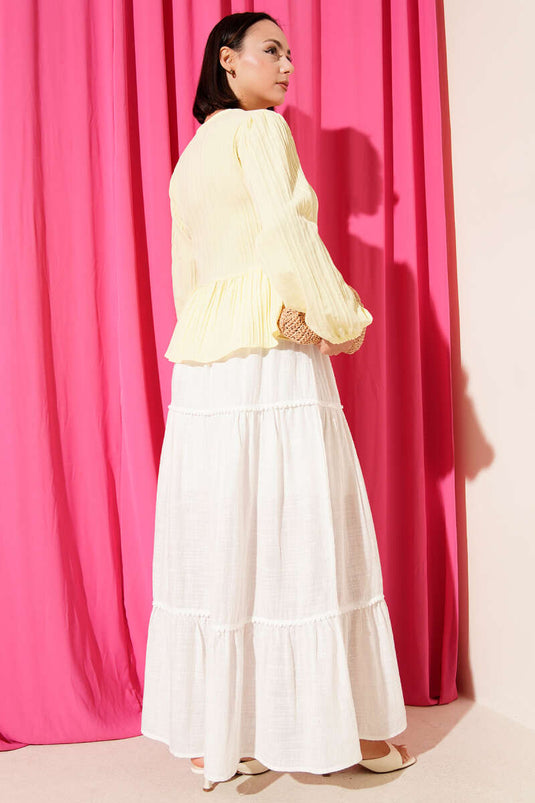 Camisa con detalle de volante y cinta amarilla