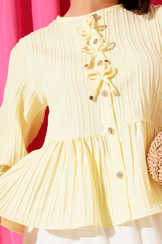 Camisa con detalle de volante y cinta amarilla