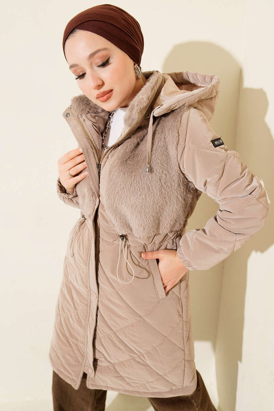 معطف مبطن بغطاء رأس من الفرو باللون البيج