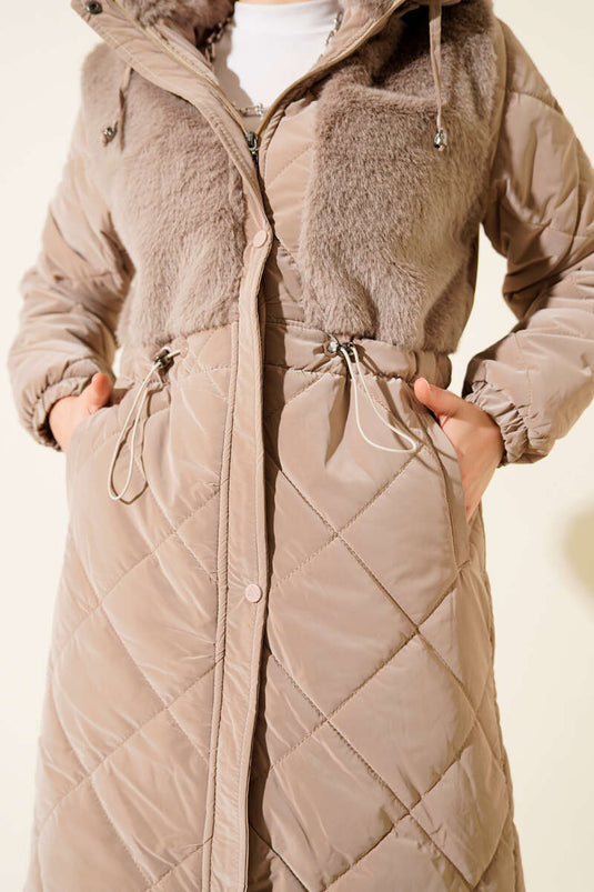 معطف مبطن بغطاء رأس من الفرو باللون البيج