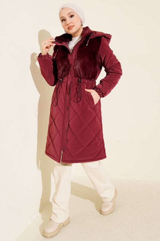 معطف مبطن بغطاء رأس من الفرو باللون العنابي