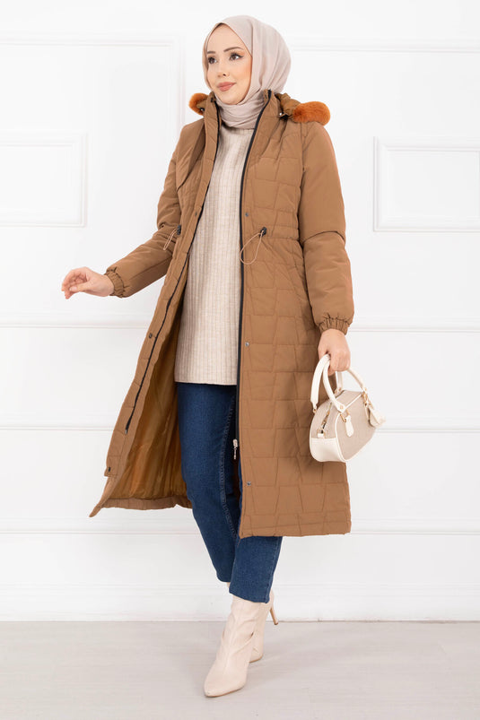 معطف نوفا بقلنسوة من الفرو الصناعي مع حزام خصر ورباط باللون البني