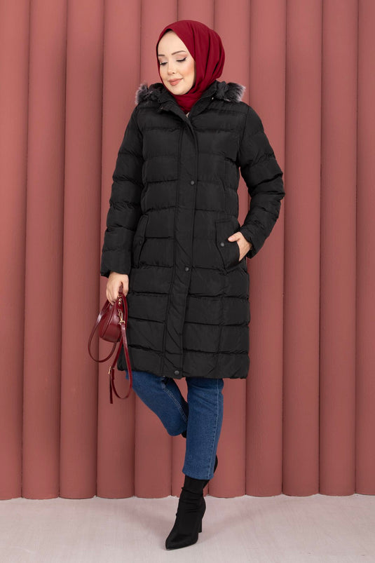 معطف مبطن أسود بسحابات مضغوطة مع قبعة من الفرو