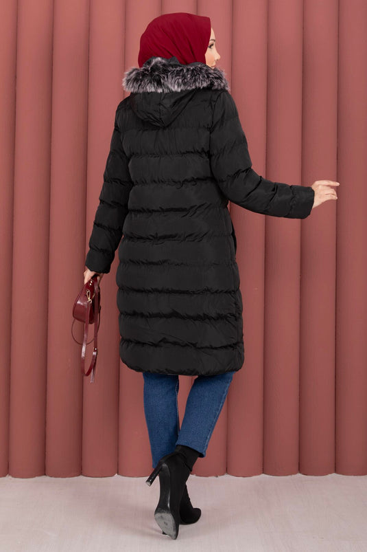 معطف مبطن أسود بسحابات مضغوطة مع قبعة من الفرو