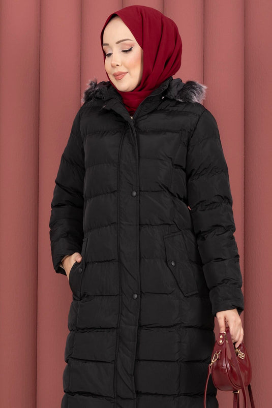 معطف مبطن أسود بسحابات مضغوطة مع قبعة من الفرو