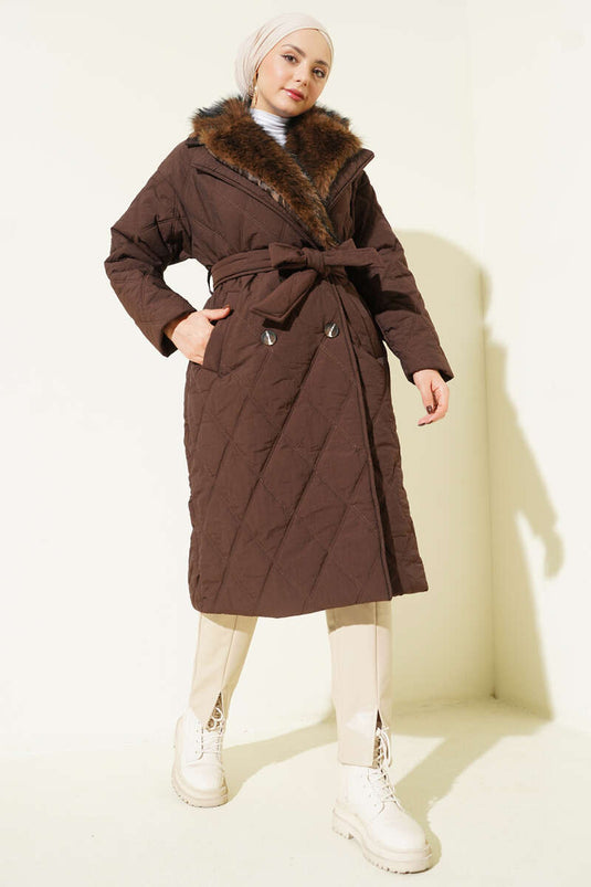 Manteau matelassé boutonné à col en fourrure, marron.