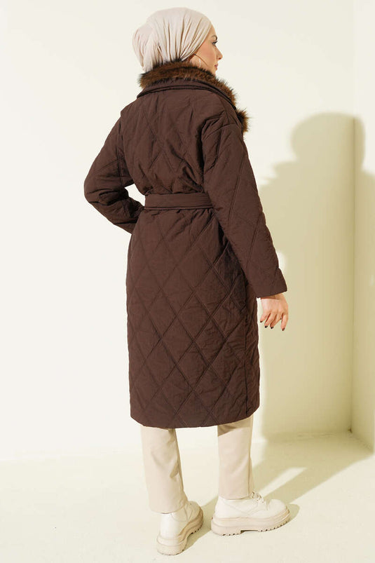 Manteau matelassé boutonné à col en fourrure, marron.
