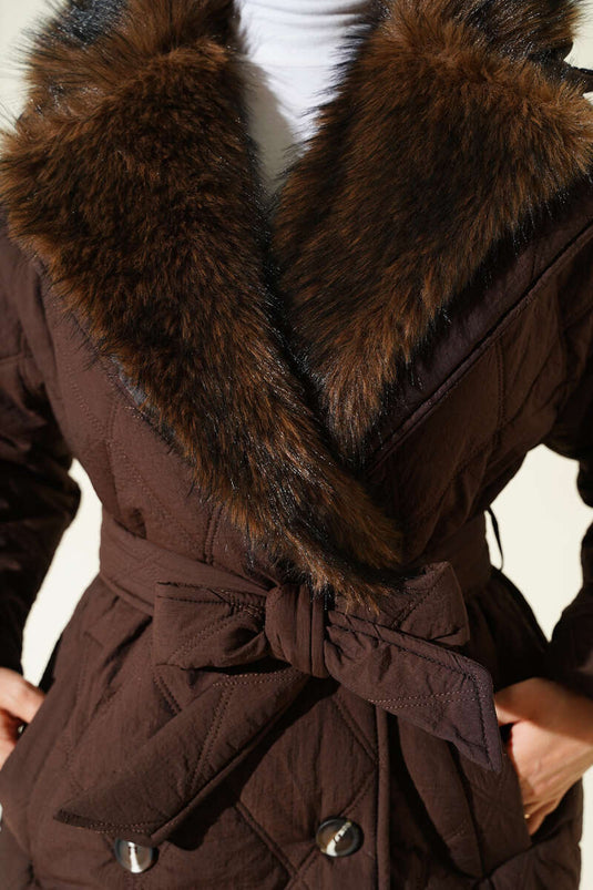 Manteau matelassé boutonné à col en fourrure, marron.