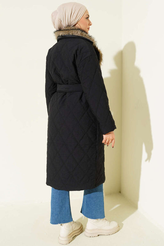 Manteau matelassé noir à col en fourrure et boutons
