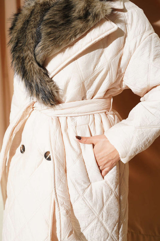 Manteau matelassé boutonné à col en fourrure couleur pierre