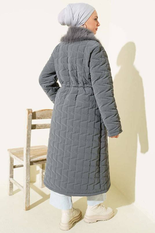 معطف مبطن طويل بسحاب وياقة من الفرو الرمادي الداكن