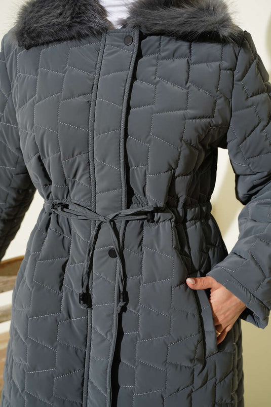 معطف مبطن طويل بسحاب وياقة من الفرو الرمادي الداكن