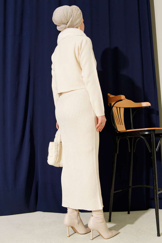 Robe en maille gilet avec détails en fourrure écru