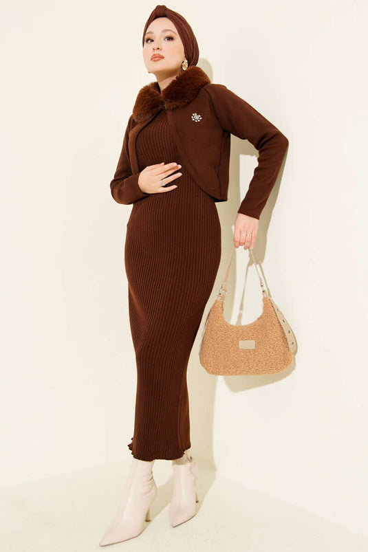 Robe en tricot avec gilet détaillé en fourrure marron