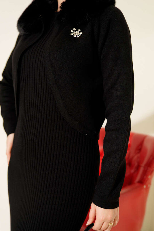 Robe en tricot avec détails en fourrure noire