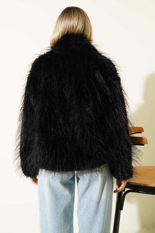 معطف فضفاض بتفاصيل من الفرو، أسود اللون.