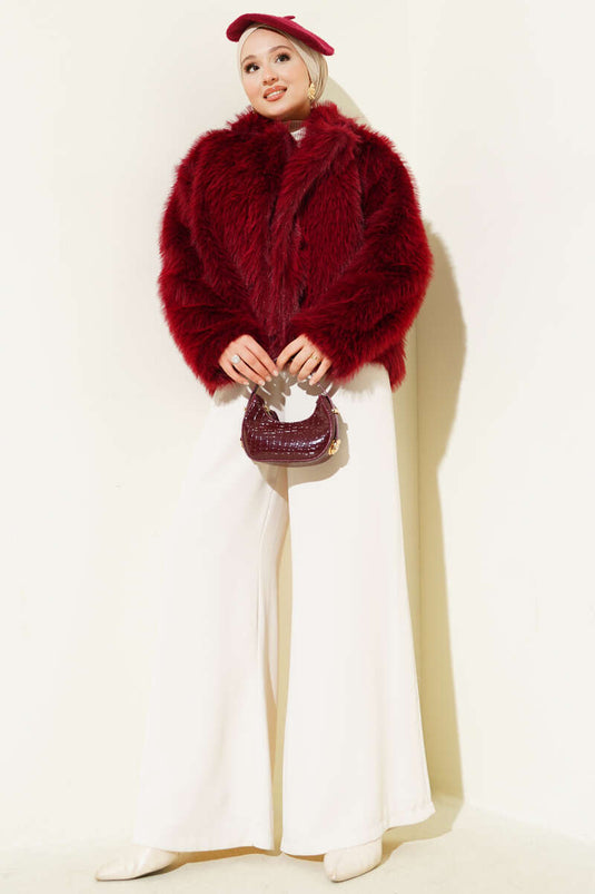 معطف قصير بأزرار وحواف من الفرو، لون عنابي