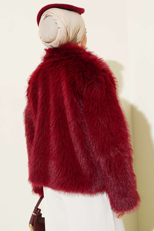 معطف قصير بأزرار وحواف من الفرو، لون عنابي