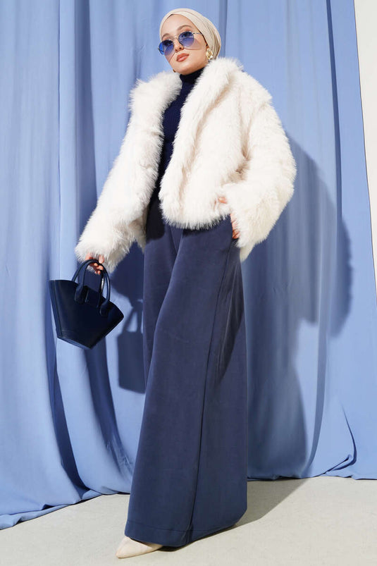 معطف قصير بأزرار وحواف من الفرو، لون بيج فاتح