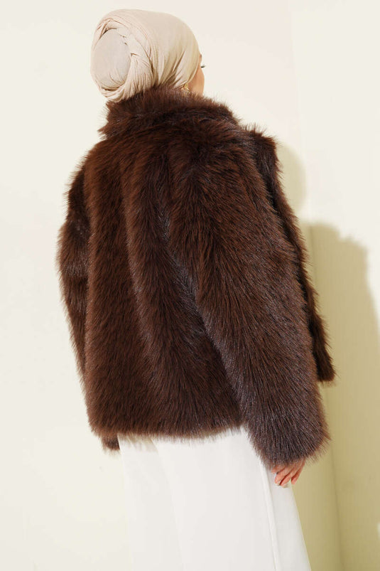 معطف قصير بني اللون مزين بالفرو مع أزرار