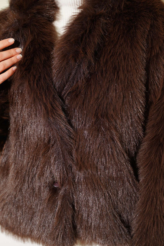 Kurzer, pelzbesetzter Mantel mit Knöpfen, braun