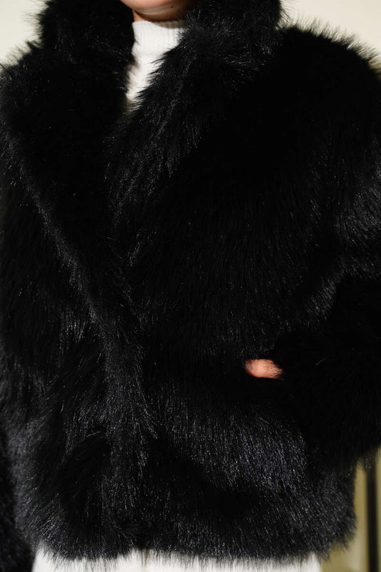 معطف قصير أسود مزين بالفرو مع أزرار