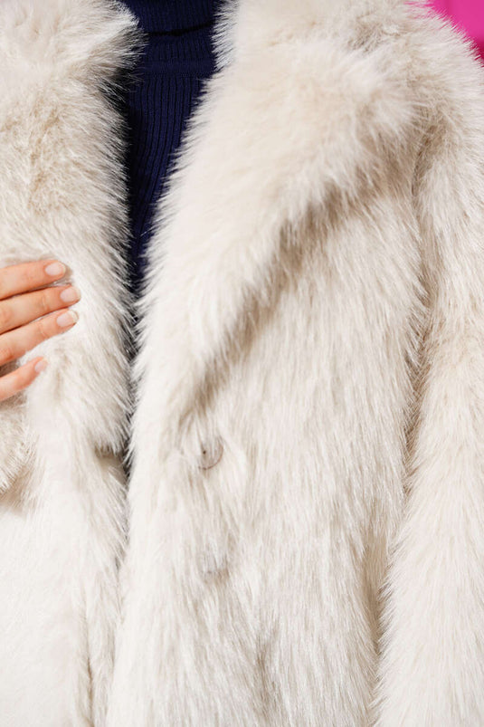 Manteau court boutonné à bordure de fourrure couleur pierre