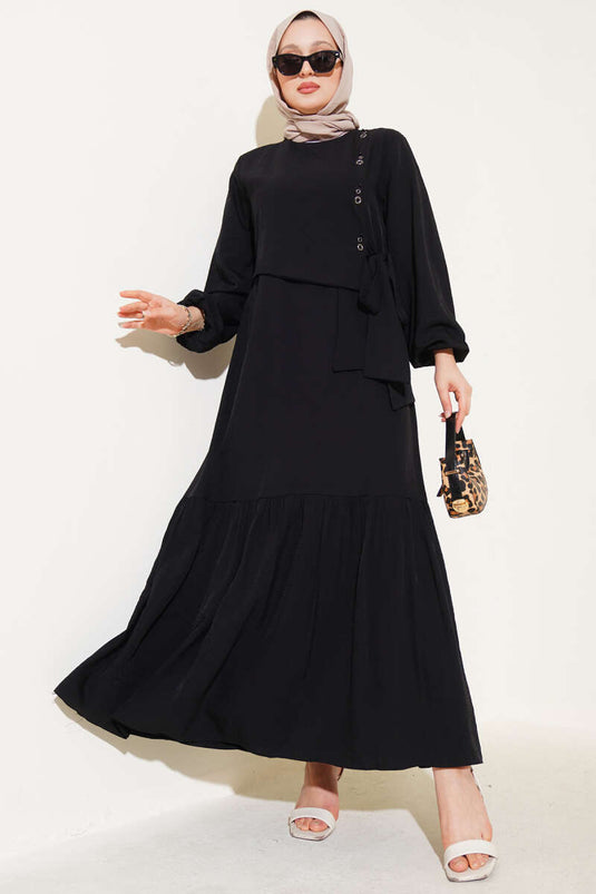 فستان أسود بربطة عنق وتفاصيل فتحات
