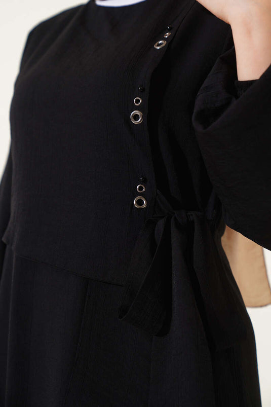 فستان أسود بربطة عنق وتفاصيل فتحات