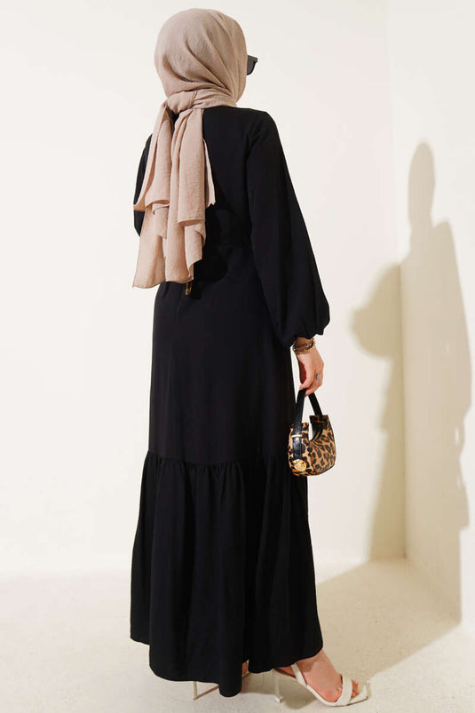 فستان أسود بربطة عنق وتفاصيل فتحات