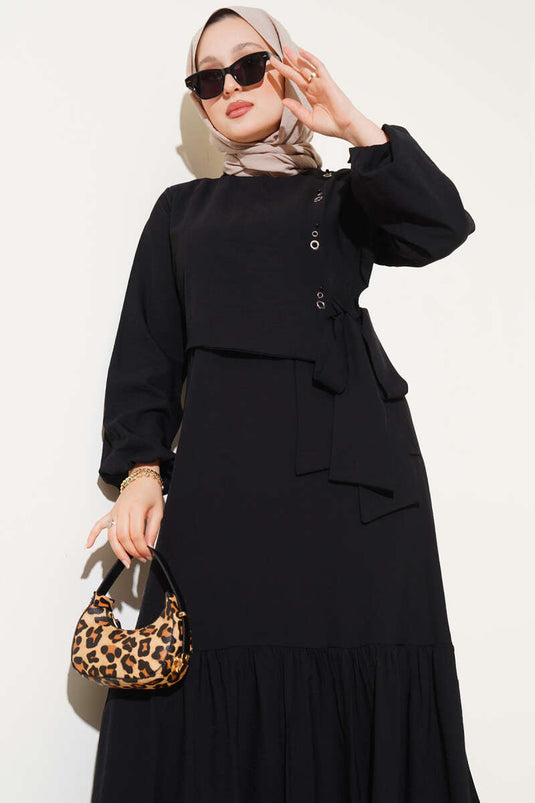 فستان أسود بربطة عنق وتفاصيل فتحات