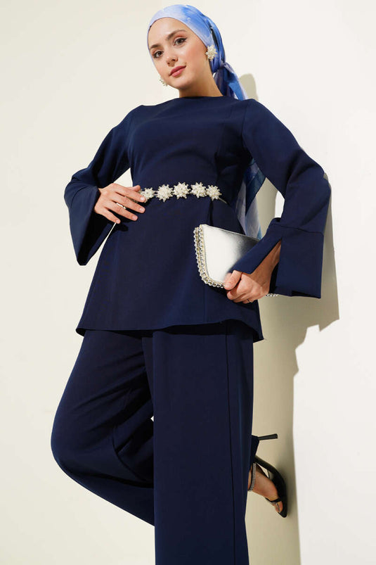 بدلة مزدوجة الصدر مع حزام للإغلاق باللون الأزرق الداكن