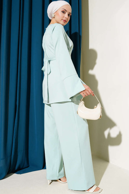 بدلة من قطعتين بلون النعناع مع ربطة عنق