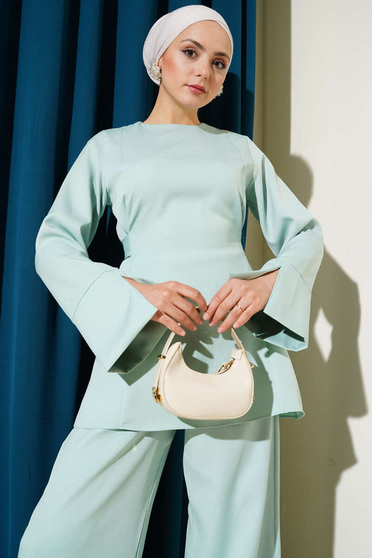 بدلة من قطعتين بلون النعناع مع ربطة عنق