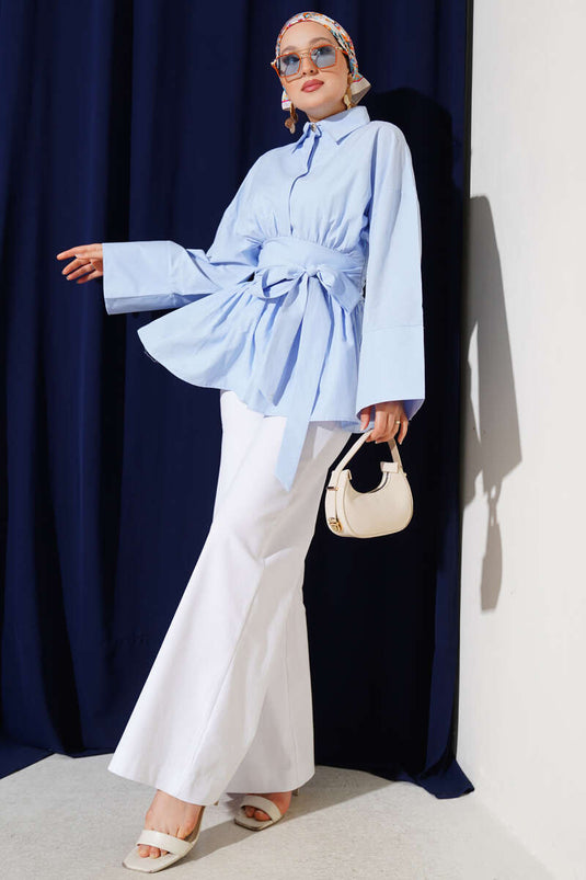 سترة زرقاء بنصف زر وحزام