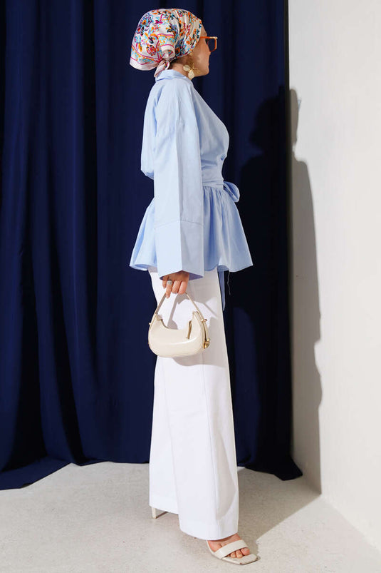 سترة زرقاء بنصف زر وحزام