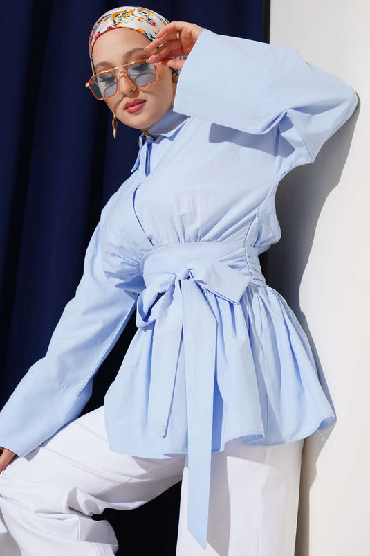 سترة زرقاء بنصف زر وحزام