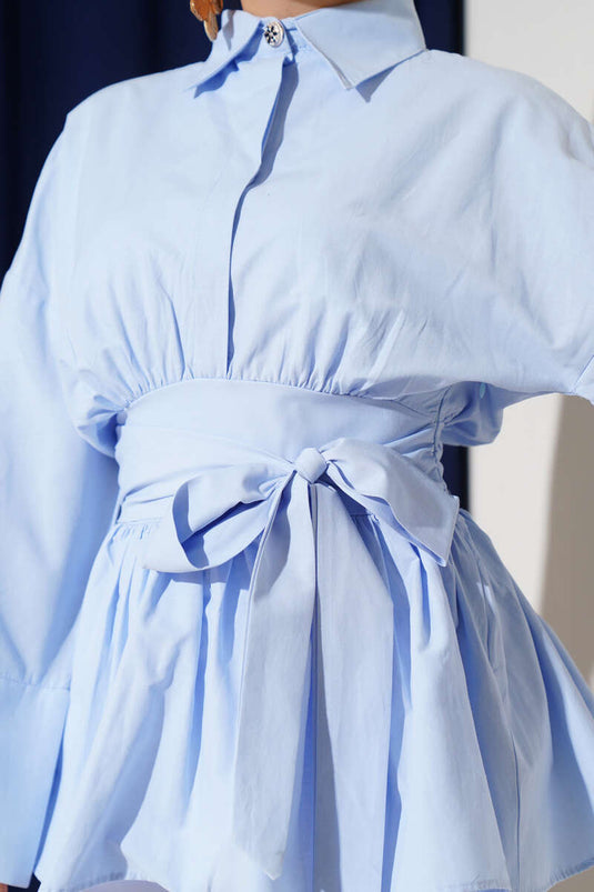 سترة زرقاء بنصف زر وحزام