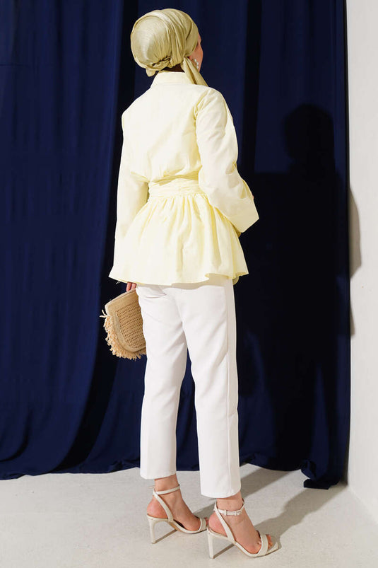 سترة نصف أزرار مع حزام مجمع باللون الأصفر