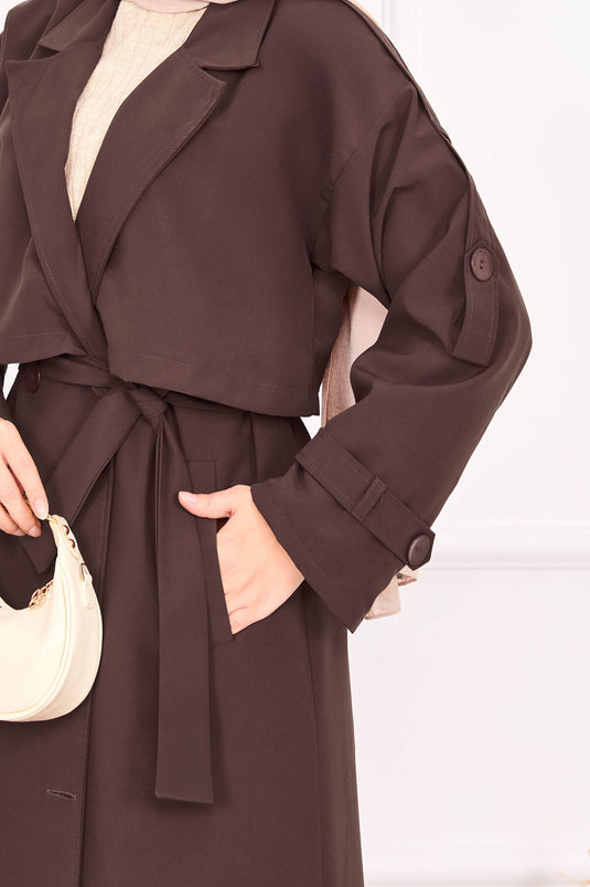 Trench-coat marron avec ceinture et épaulettes détaillées