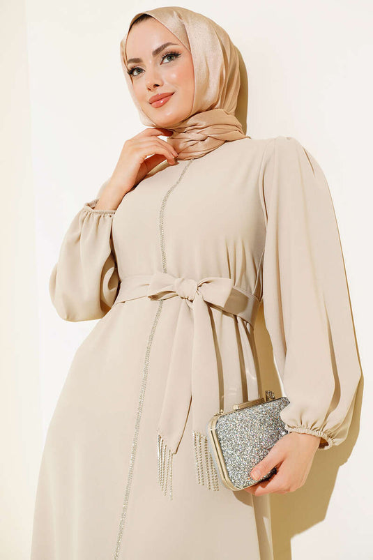 Robe beige avec ceinture à pompons en pierre