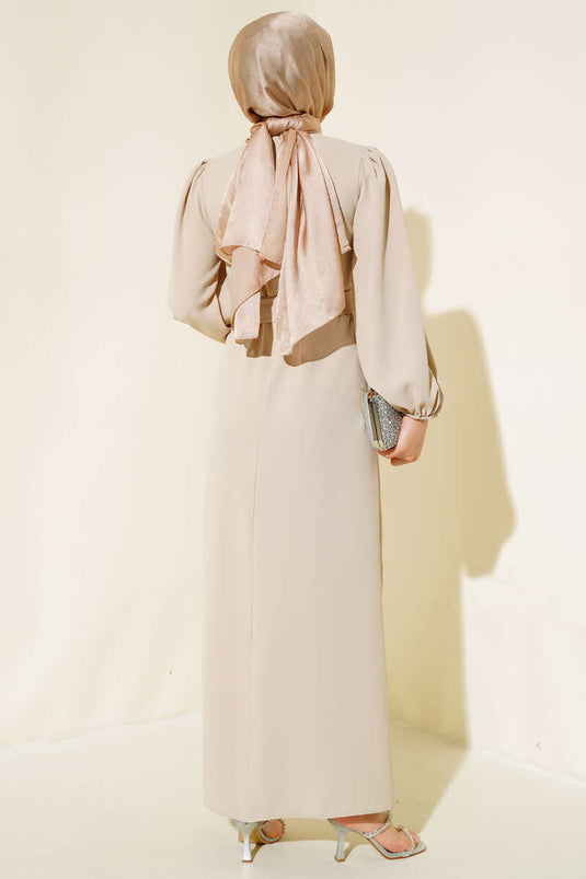 Robe beige avec ceinture à pompons en pierre