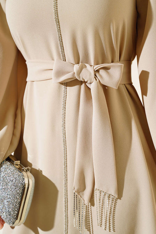 فستان بيج مع وشاح حجري